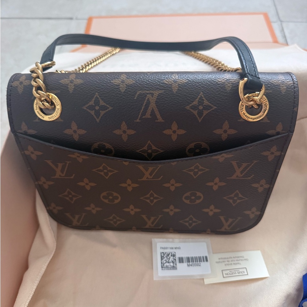 Louis Vuitton Passy handbag - Picture 6 of 17
